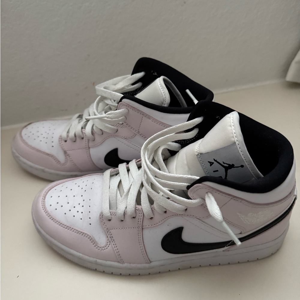 🌸Women Jordan 1 Mid “Barely Rose” Size 9.5W🌸